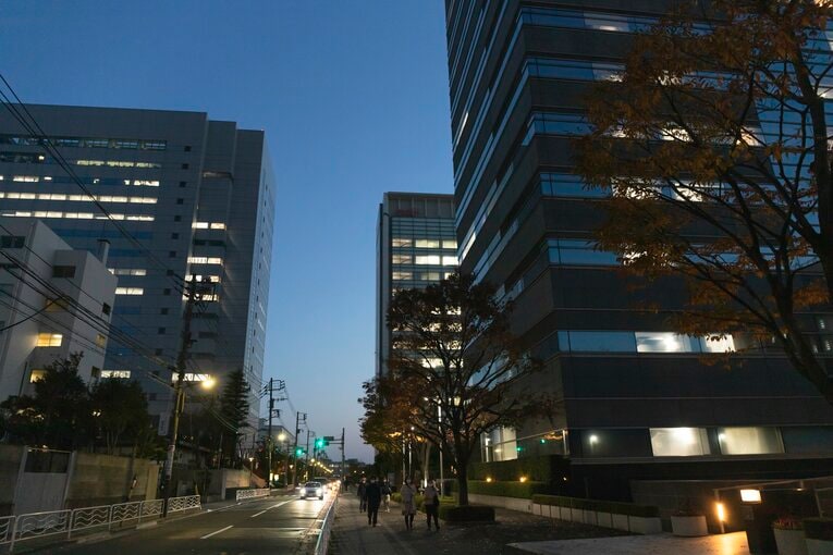 夕暮れどき、巨大なオフィスビルの間を進んでいくと……