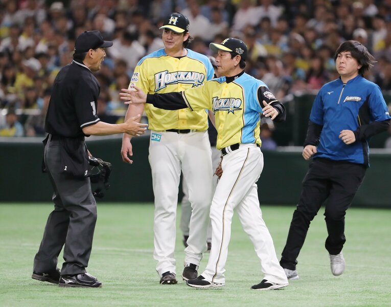 2017年、日本ハムでの通訳時代の貴重な一コマ。担当していたルイス・メンドーサが危険球の判定を受け、球審に詰め寄る栗山英樹監督と共にベンチから飛び出した水原通訳（右）　©︎JIJI PRESS　