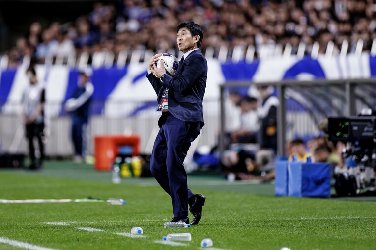 ボールをキャッチしてビックリ　©Kiichi Matsumoto