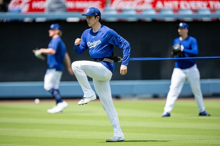 【テレビに映らない素顔の朗希／30枚超】ゴムチューブを使ったフィジカルトレーニングを行う一幕も…写真はまだまだ続きます　©Nanae Suzuki