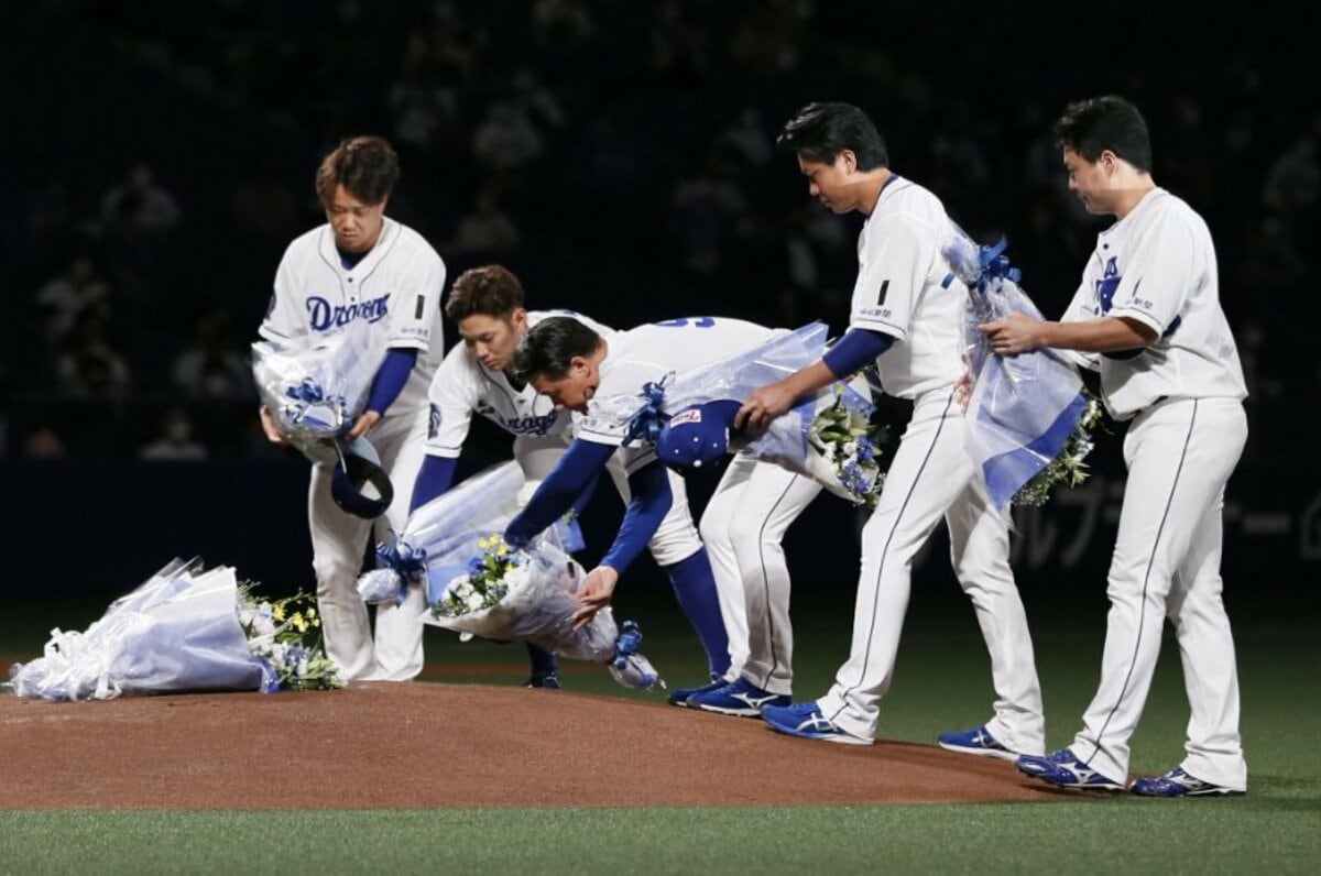 木下雄介さん追悼試合で親友 京田陽太27歳が9回の守備で泣いた 本当の理由 荒木コーチ やっとプロ野球選手になれたな の意味とは 2 3 プロ野球 Number Web ナンバー