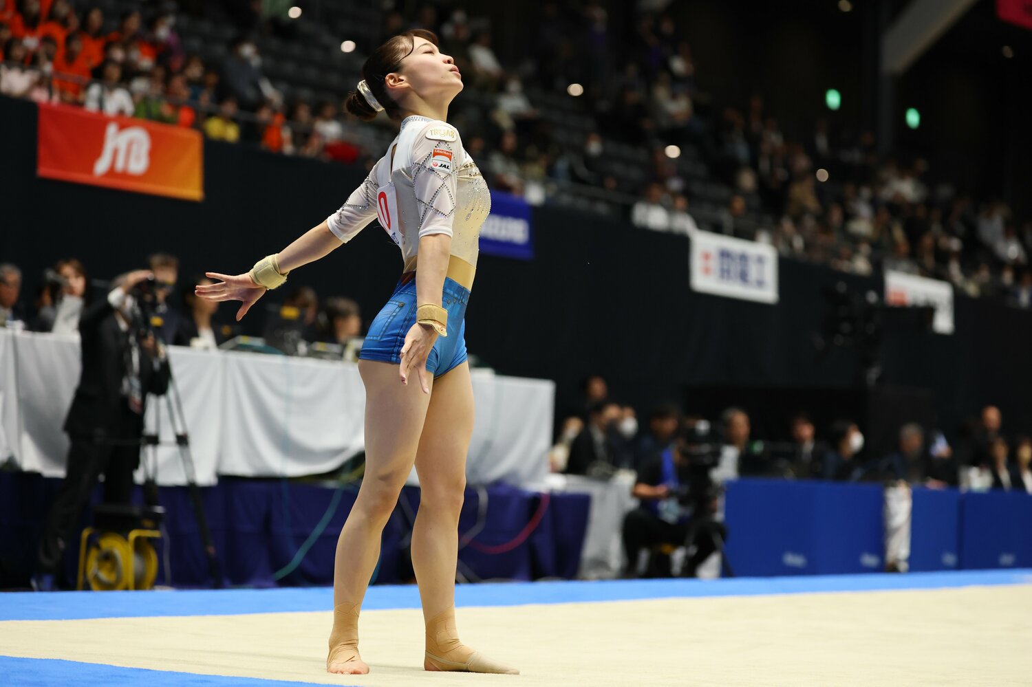 自身が考案したスパッツ型ユニフォーム「アイタード」を着用して、美しい演技を見せた杉原　©AFLO