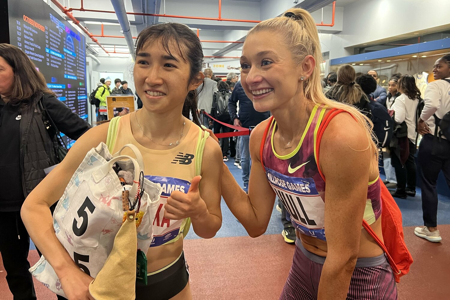 3000mのレース後に、オーストラリアのハル（右）と2ショット　©︎Shizuka Minami