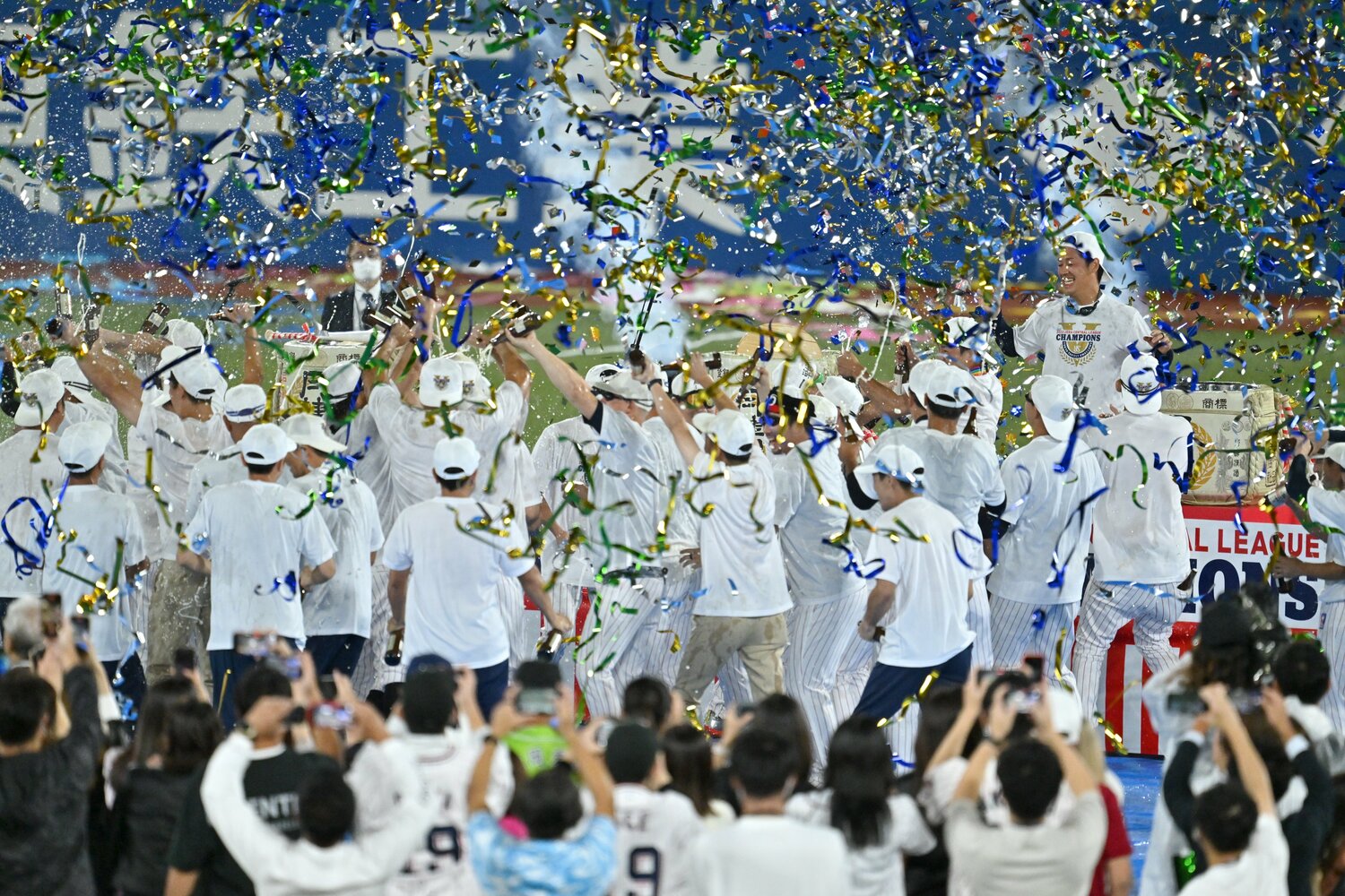 本拠地・神宮球場の試合で優勝が決まり、歓喜のビールかけはグラウンド上で。ファンとともに美酒に酔った　©Hideki Sugiyama