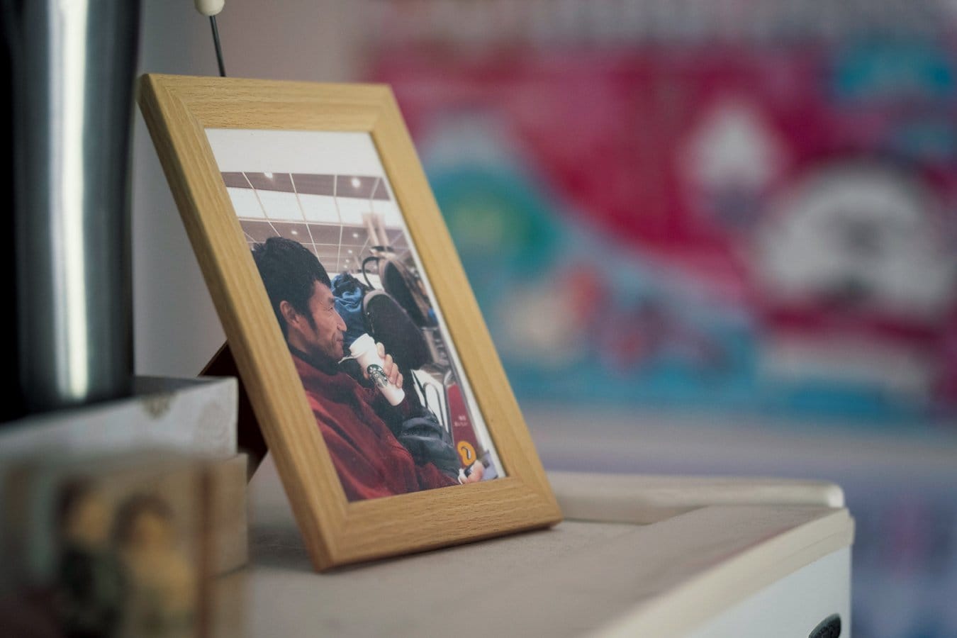 チャムランに向かう空港で微笑む一村の写真は、額装され残された妻の日常にとけこむ　©️Shiro Miyake