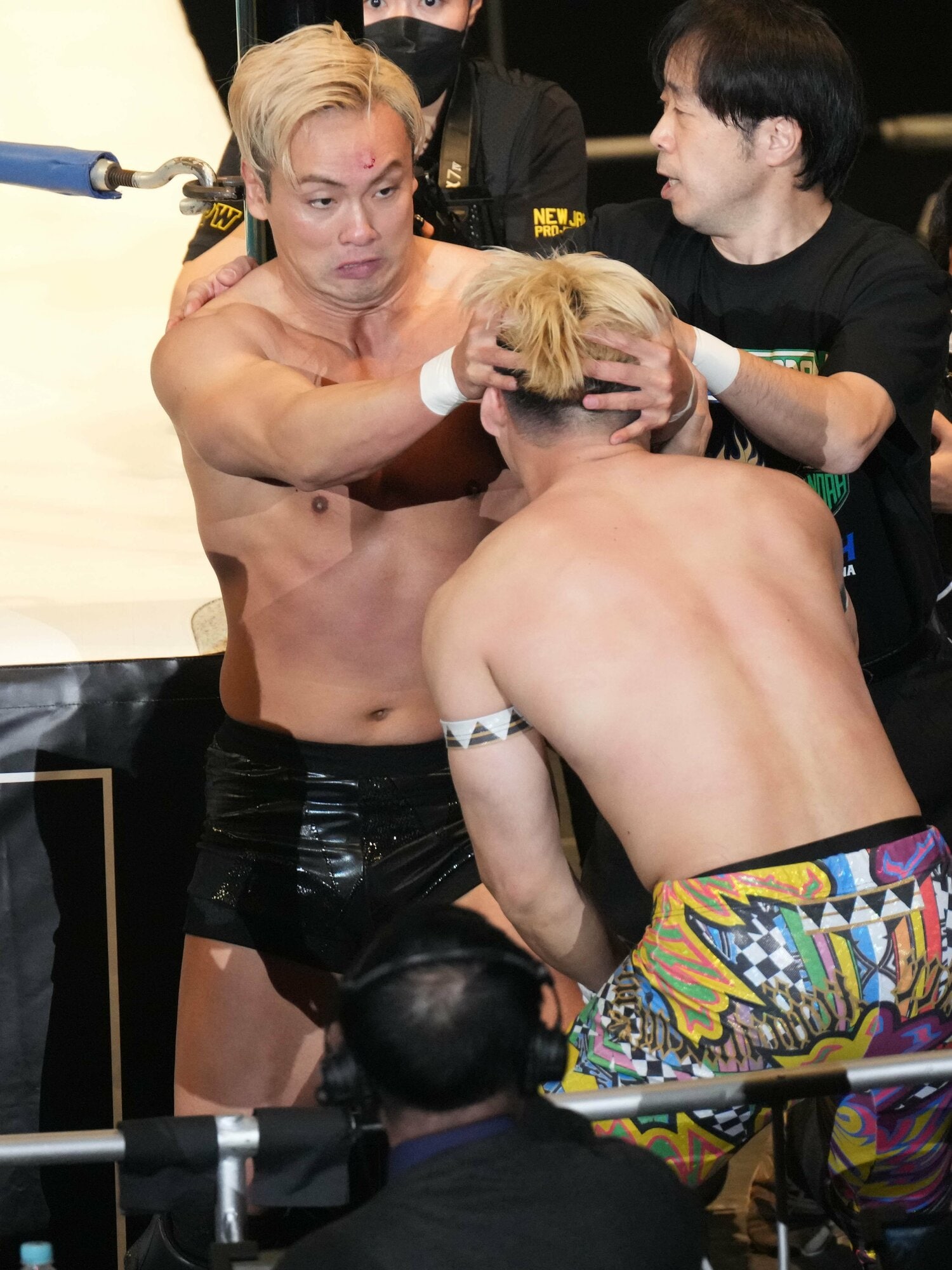 清宮に怒りの頭突きを見舞うオカダ