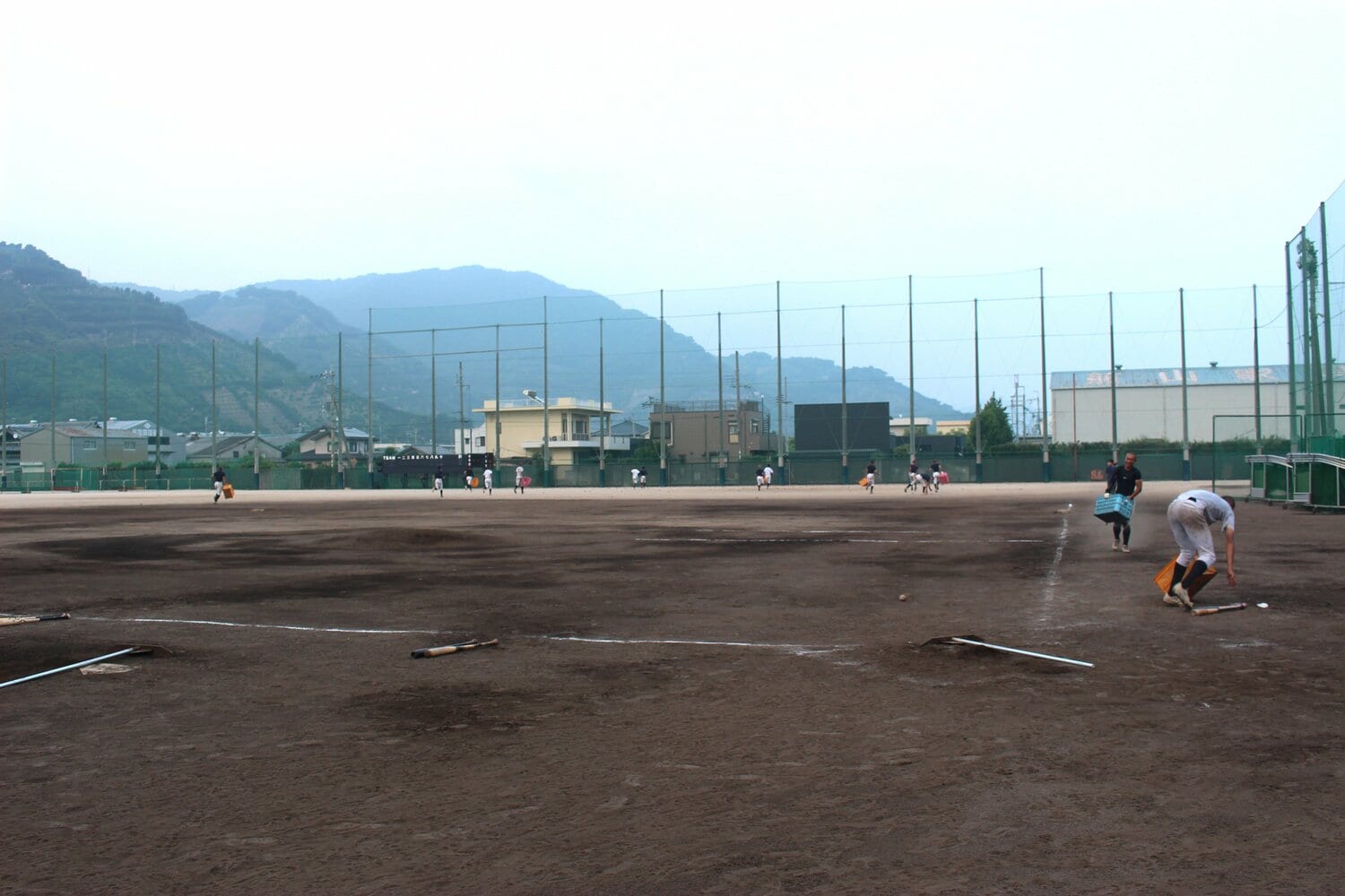 ボール拾いは1年も3年も関係なく全員で　©NumberWeb