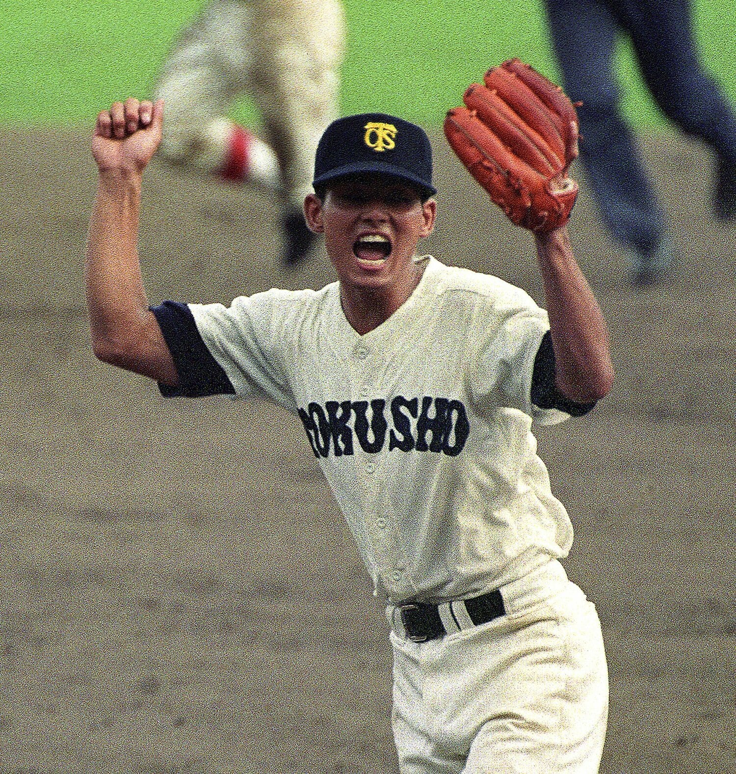 ガッツポーズを見せる徳島商・川上憲伸　©KYODO