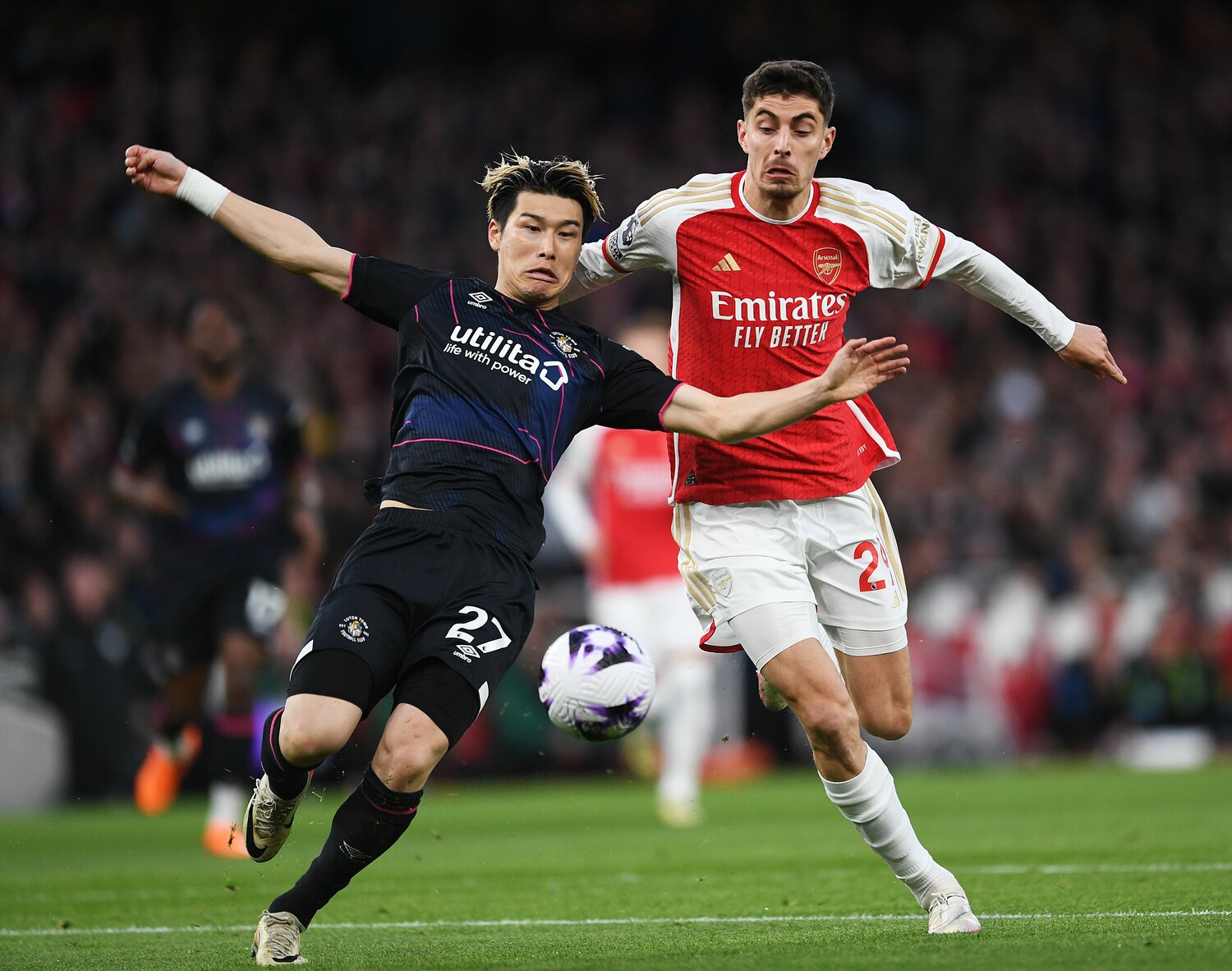 アーセナルのハフェルツとデュエルする橋岡　©Getty Images