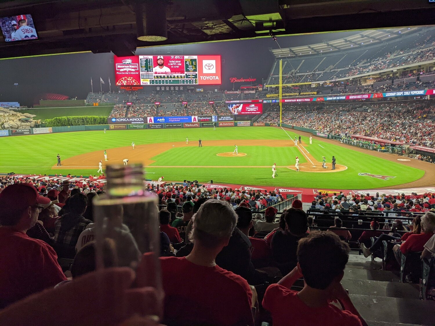 「球場の空気」を詰めたボトルとともに ©Aki