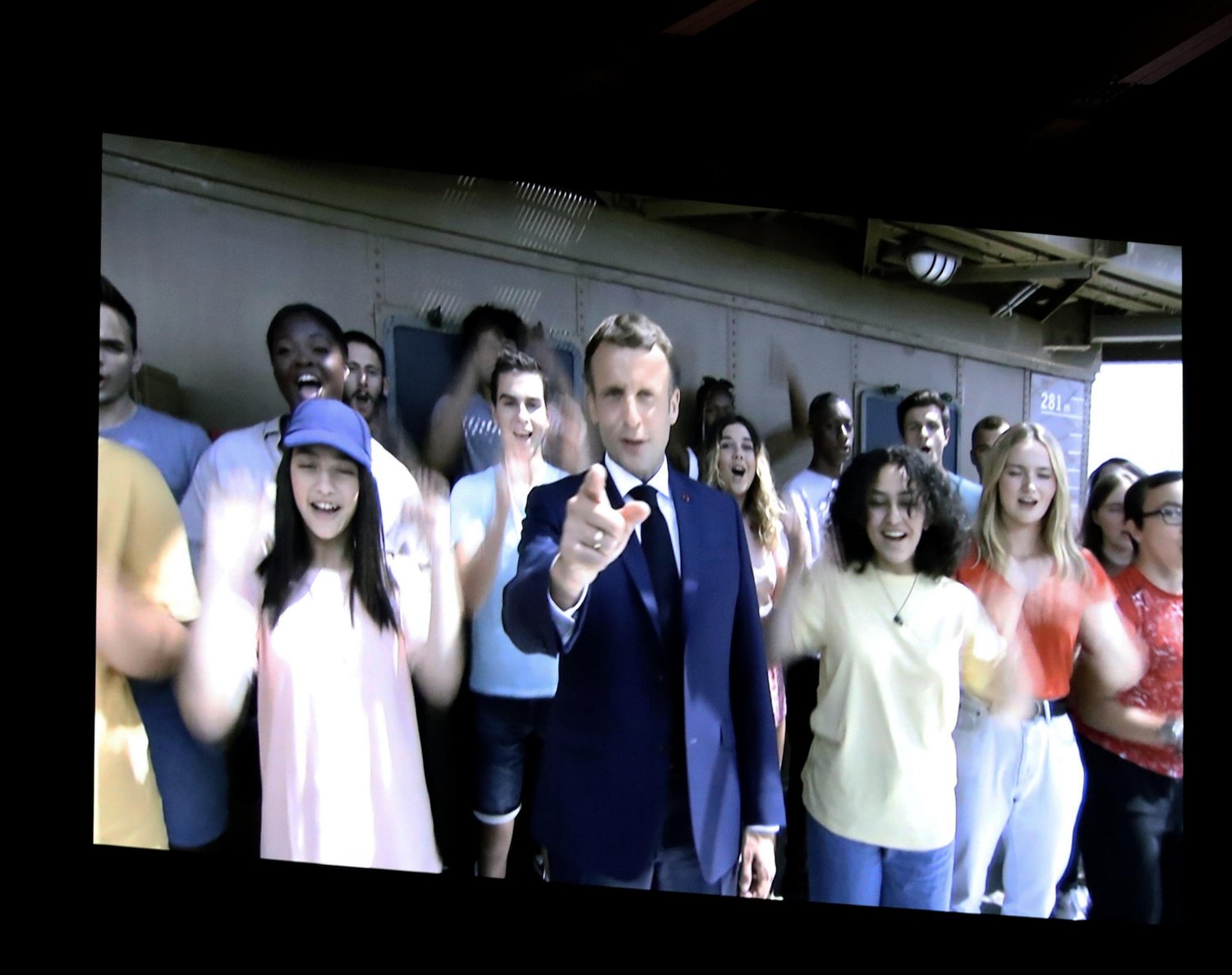 マクロン大統領もきっちりビデオ出演　©Getty Images