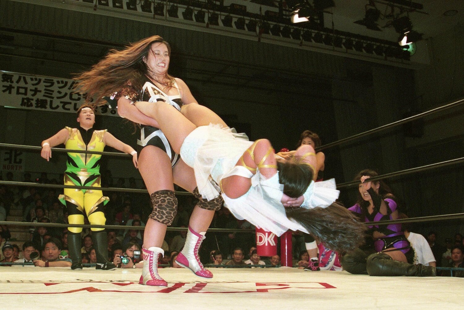 現役時代の福岡さん。キューティー鈴木にジャイアントスイング　©東京スポーツ新聞社