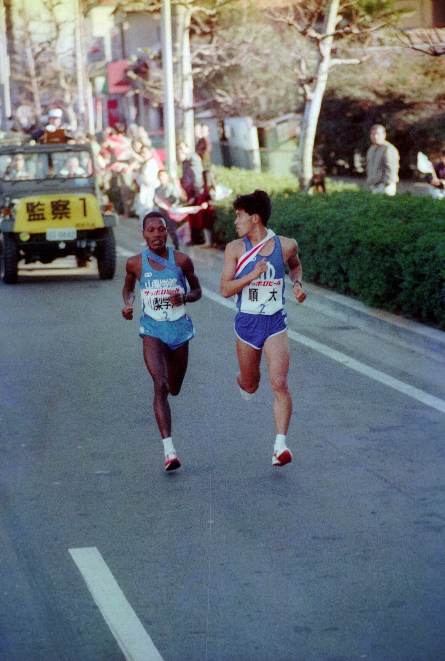 相手選手も思わず顔を向ける異次元の走り　©NIKKAN SPORTS