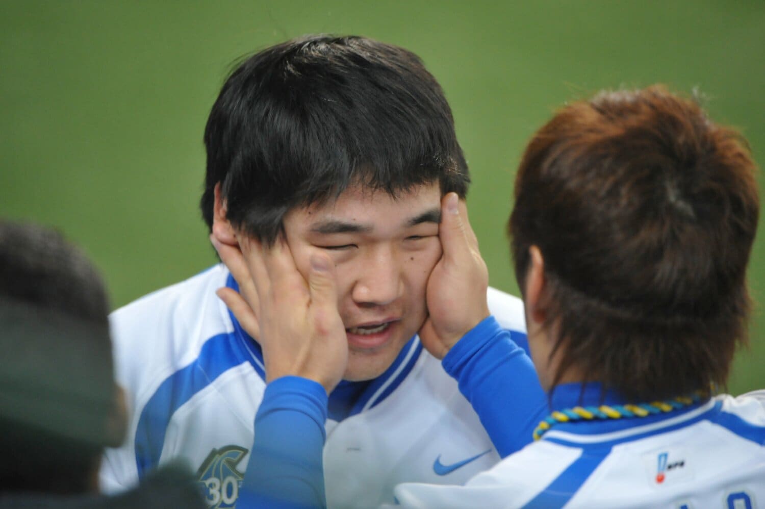 2008年日本シリーズで2本のホームランを放ち、西武・片岡に手洗い祝福を受ける中村剛也　©︎Hideki Sugiyama