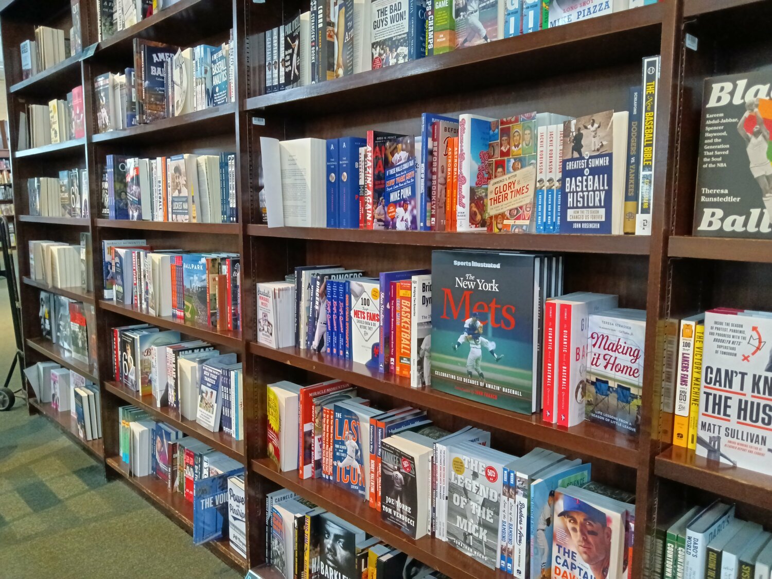 ニュヨークにある書店「バーンズ＆ノーブル」にて。スポーツ本コーナーは野球関連本が圧倒的に多い ©Shoko Mizutsugi
