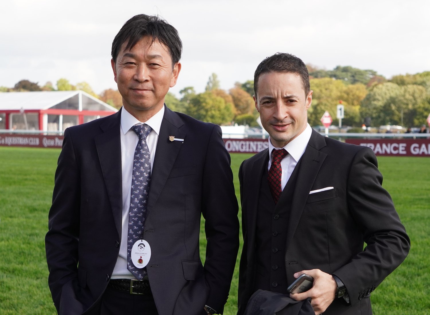 ルメール騎手（右）と手塚調教師（2019年の凱旋門賞にて撮影）　©Satoshi Hiramatsu