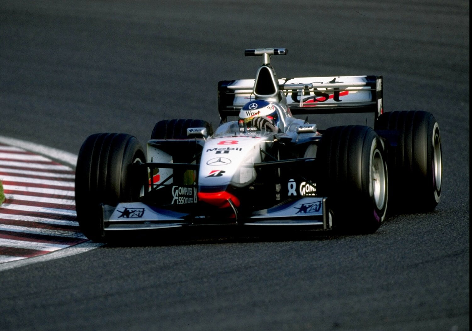 1998年のマクラーレンMP4-13とハッキネン　©Getty Images