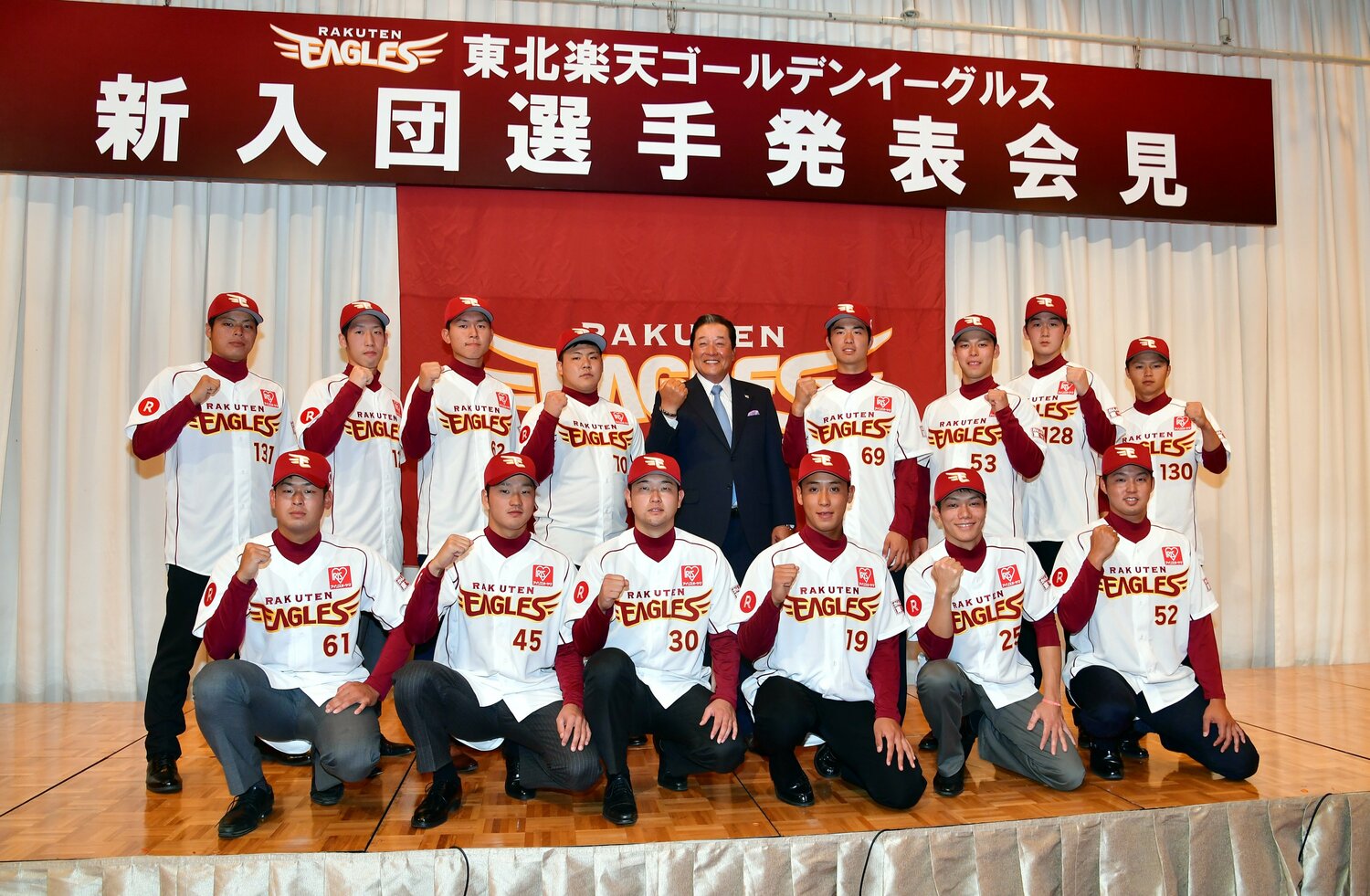 2016年ドラフトの入団選手たち。後列左から3人目が西口　©Sankei Shimbun