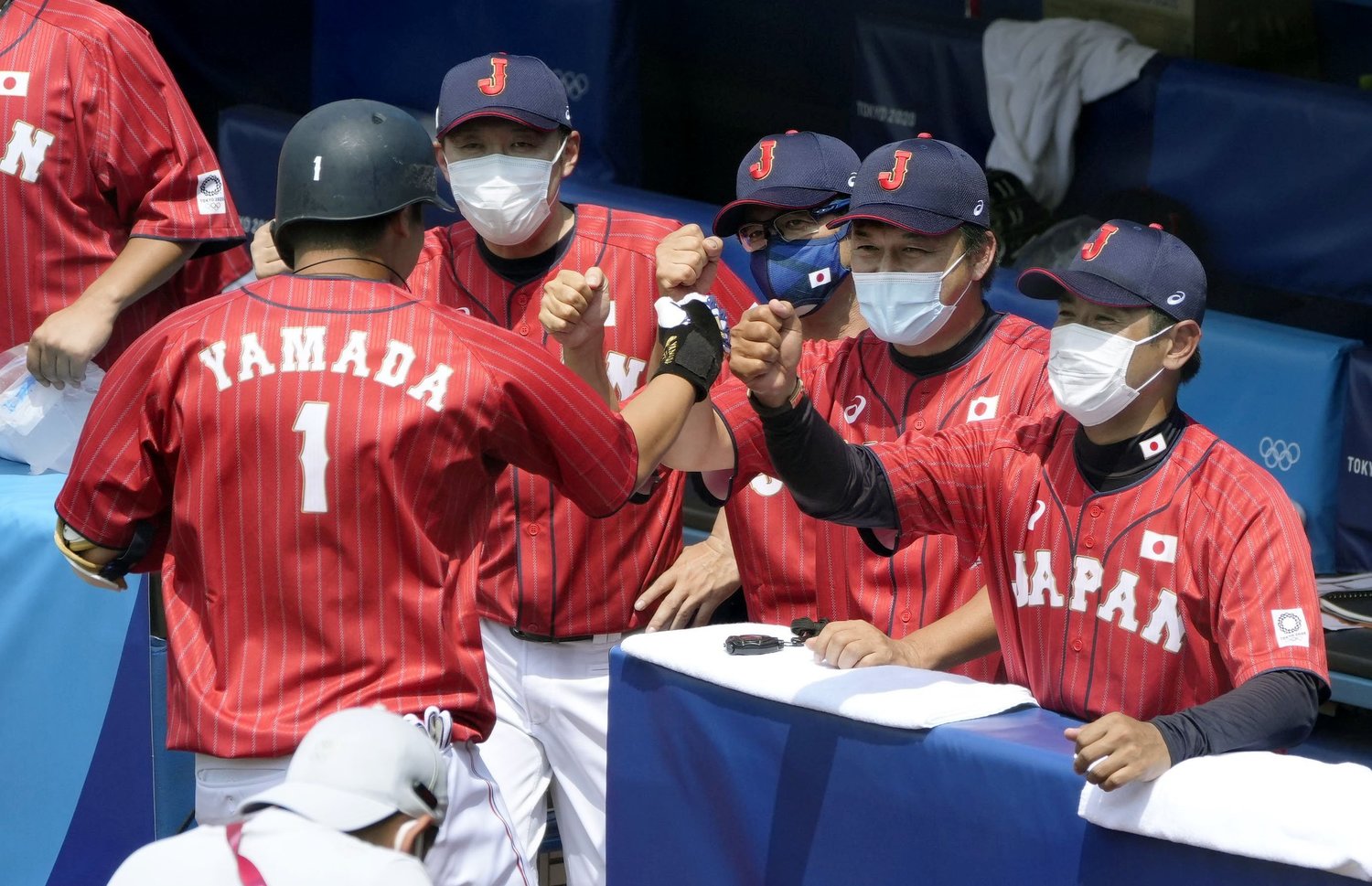 メキシコ戦で3ランHRを放った山田を迎え入れる稲葉監督©KYODO