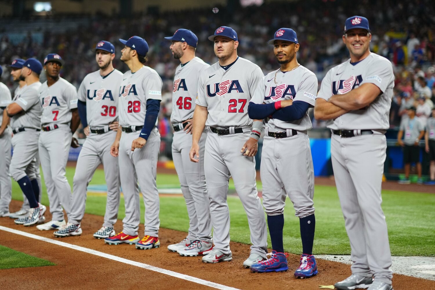 ミリオンダラーを率いるデローサ監督（一番右）とトラウト主将（右から3番目）。間にいるのが1番の“切り込み隊長”ムーキー・ベッツ　©Getty Images