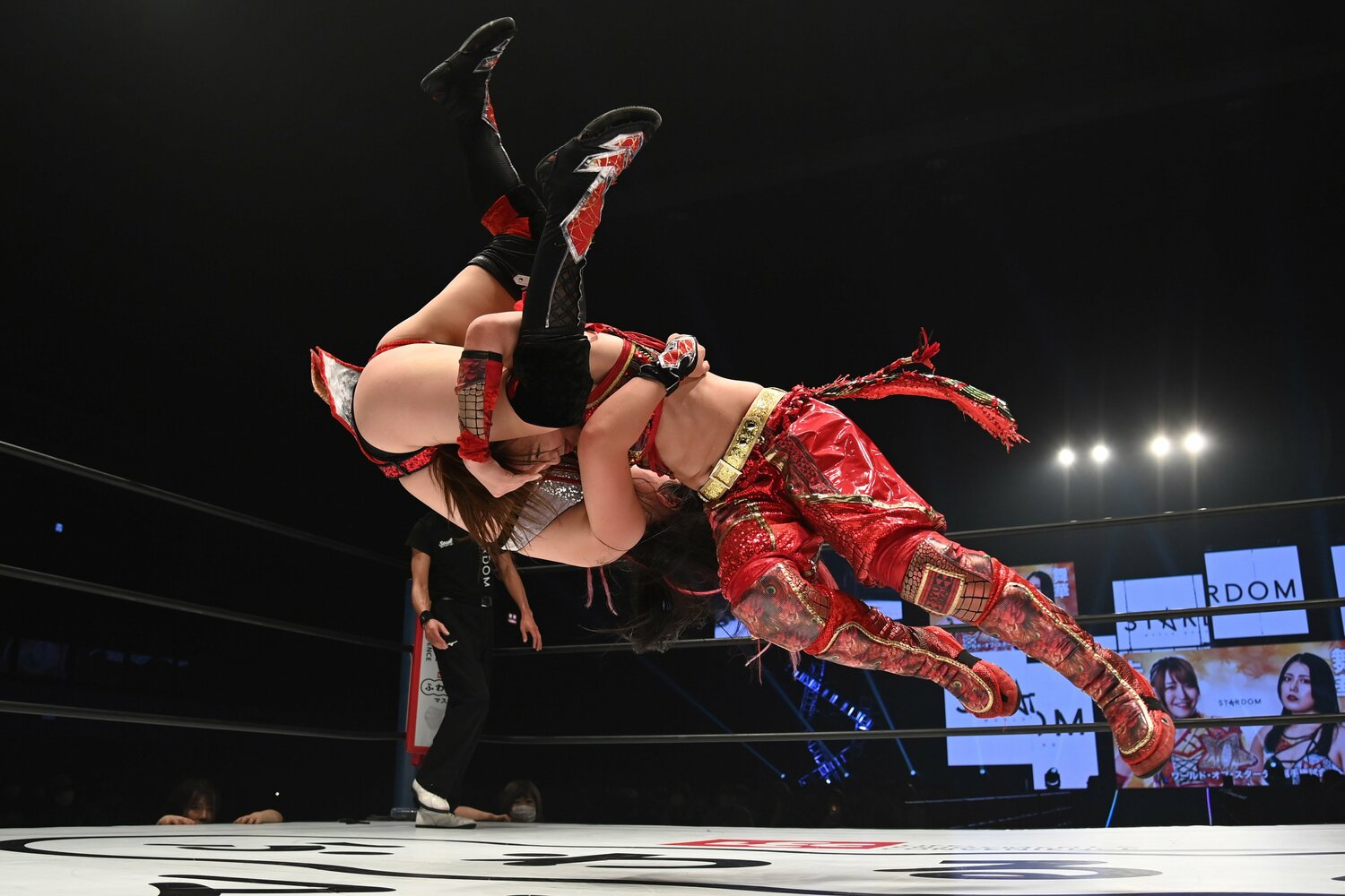 11月3日、舞華との防衛戦でフィニッシャーの朱世界を放つ朱里　©Masashi Hara