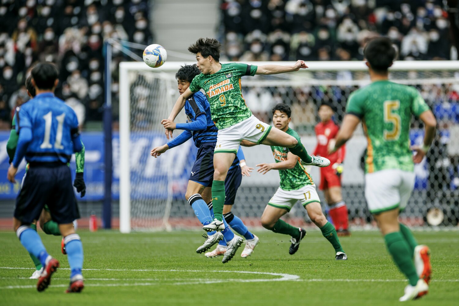 ゴールだけでなく、最前線でのキープ力も際立ったFW名須川真光（3年）©︎Kiichi Matsumoto