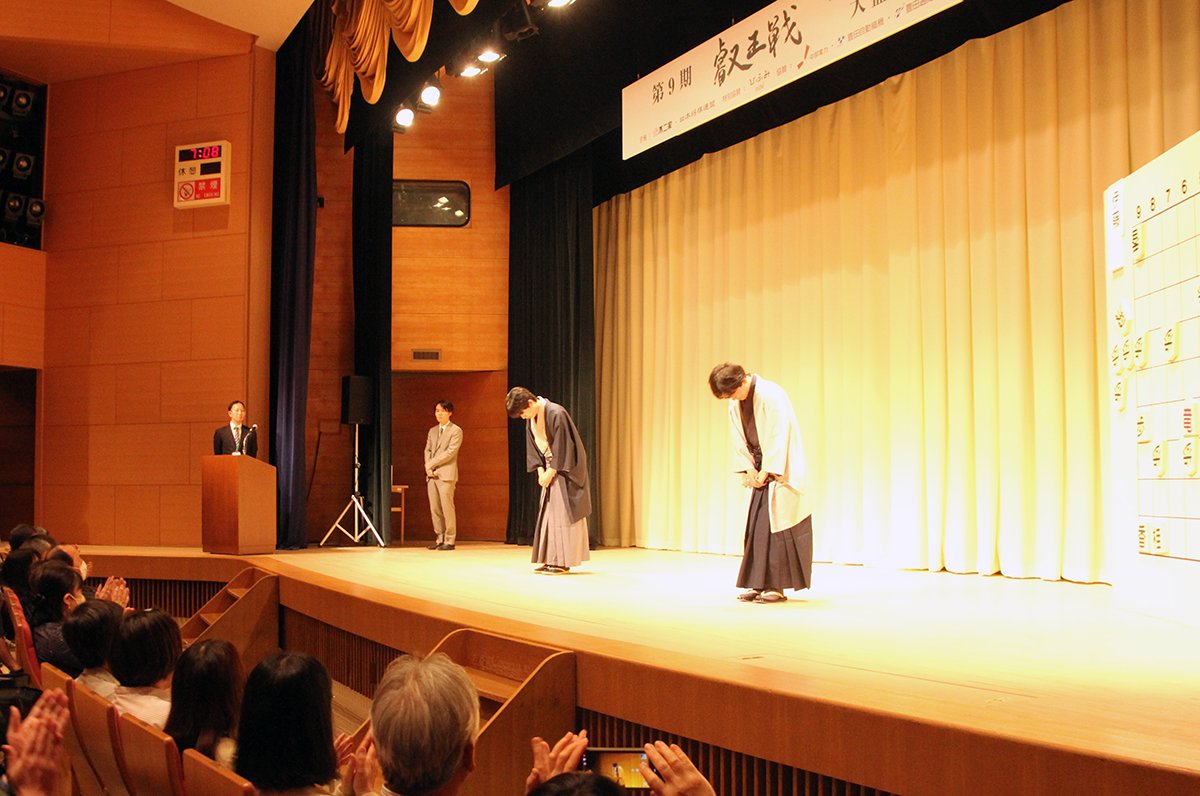 熱戦を繰り広げた2人が大盤解説会の会場に現れると、観衆は大きな拍手で称えた　©NumberWeb