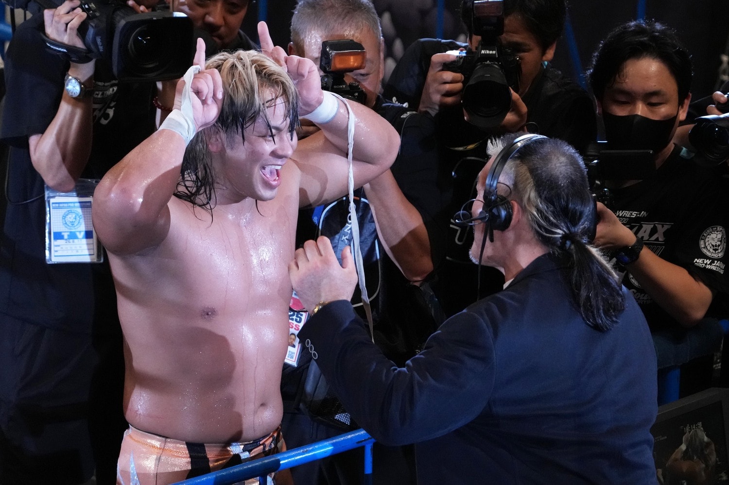 前日に引退した放送席の天山広吉に優勝を報告する大岩陵平　©Masashi Hara