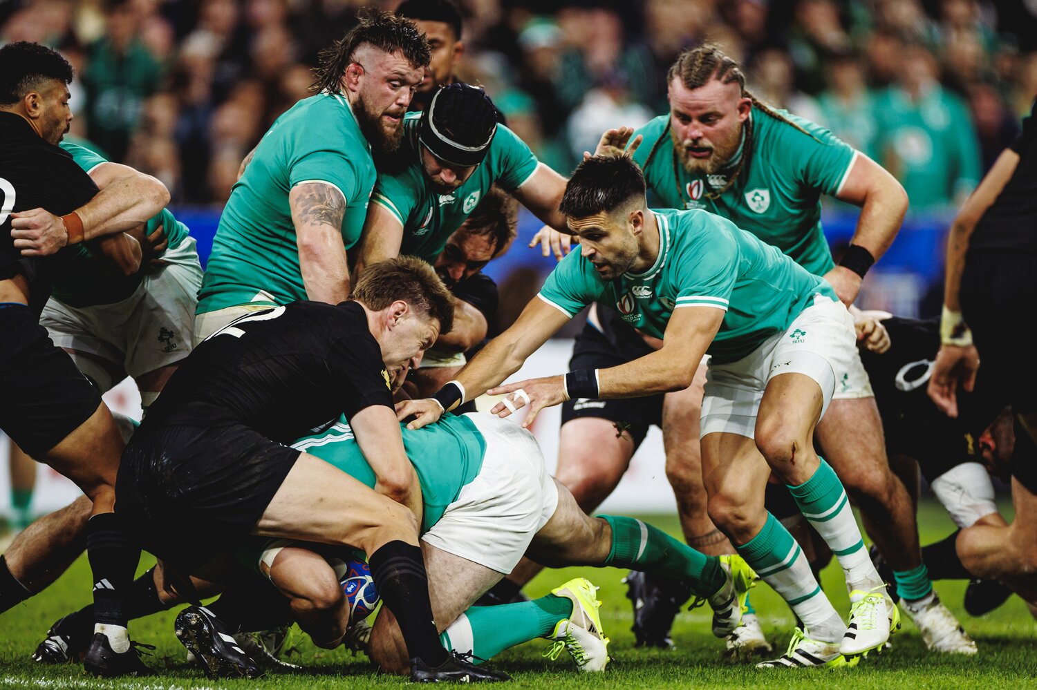 後半31分、NZ代表ジョーディー・バレット“決死の”トライセーブの場面【1枚目/全2枚】。密集でバレットが懸命に体を入れて、相手にグラウンディングをさせなかった ©Kiichi Matsumoto