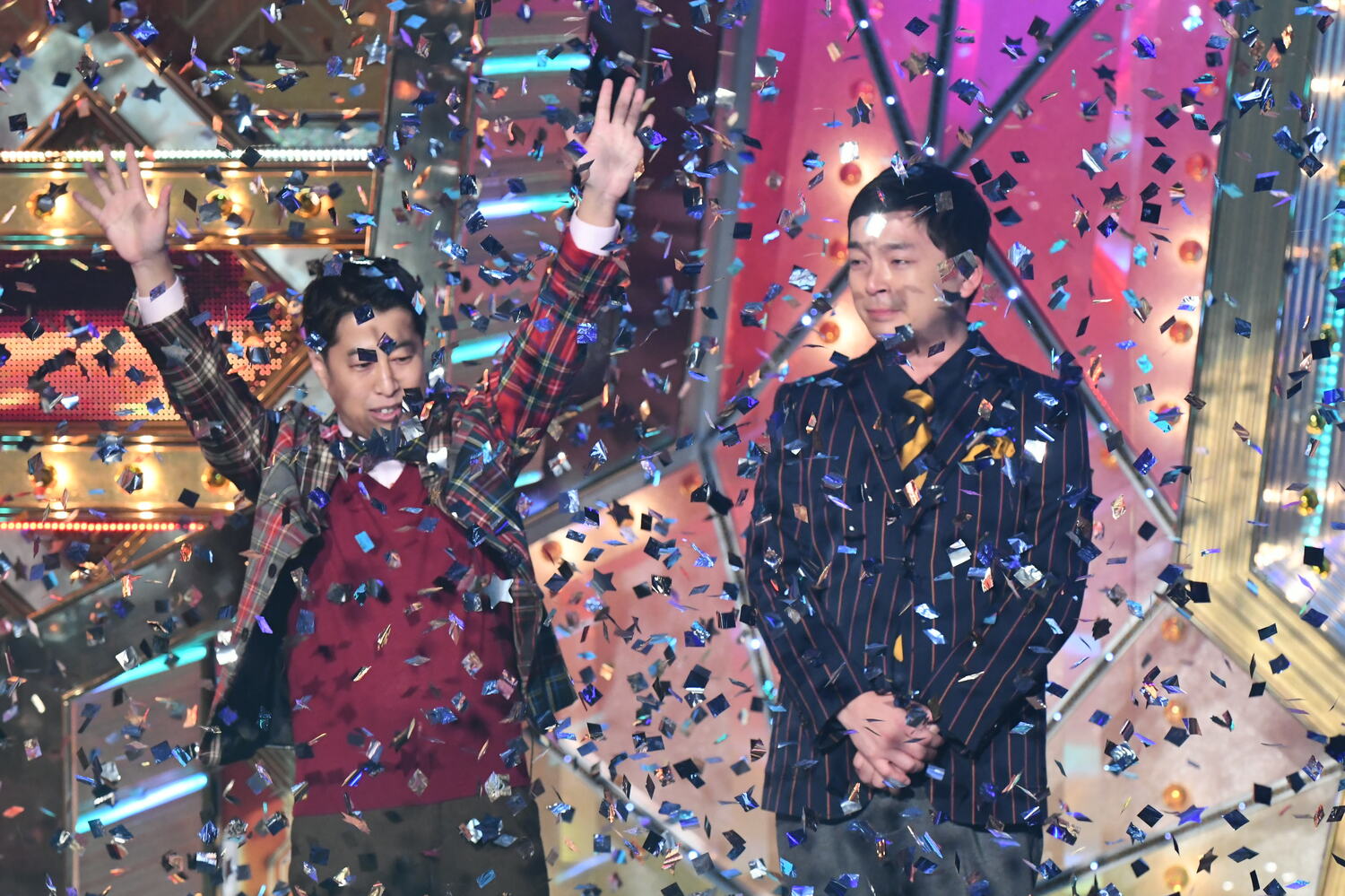 優勝の瞬間、涙を見せた河本。一方の井口は「1ミリも泣けませんでした」 ©M-1グランプリ事務局