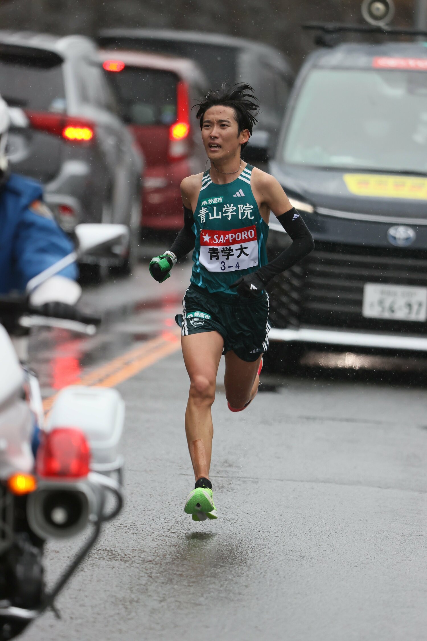 先頭で襷をもらい、2位・駒澤大と差をさらに引き離した4区・佐藤　©JMPA