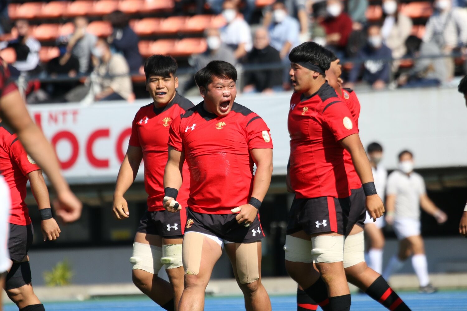 対抗戦・早大戦。スクラムを押して相手反則を奪い、雄叫びをあげる細木　©︎Nobuhiko Otomo