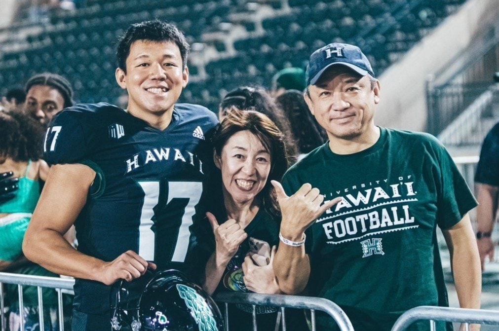 はたから見れば「無謀なチャレンジ」をいつも応援してくれた両親と／本人提供