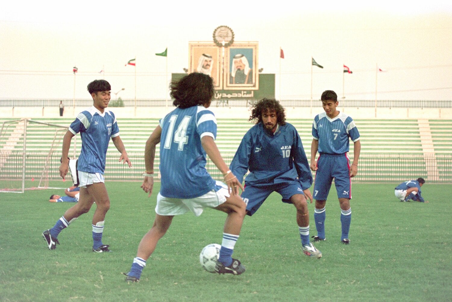 1993年のアメリカW杯最終予選。カタールで練習を行う森保一、北沢豪、ラモス瑠偉、井原正巳（左から）。森保は当時25歳　©JIJI PRESS