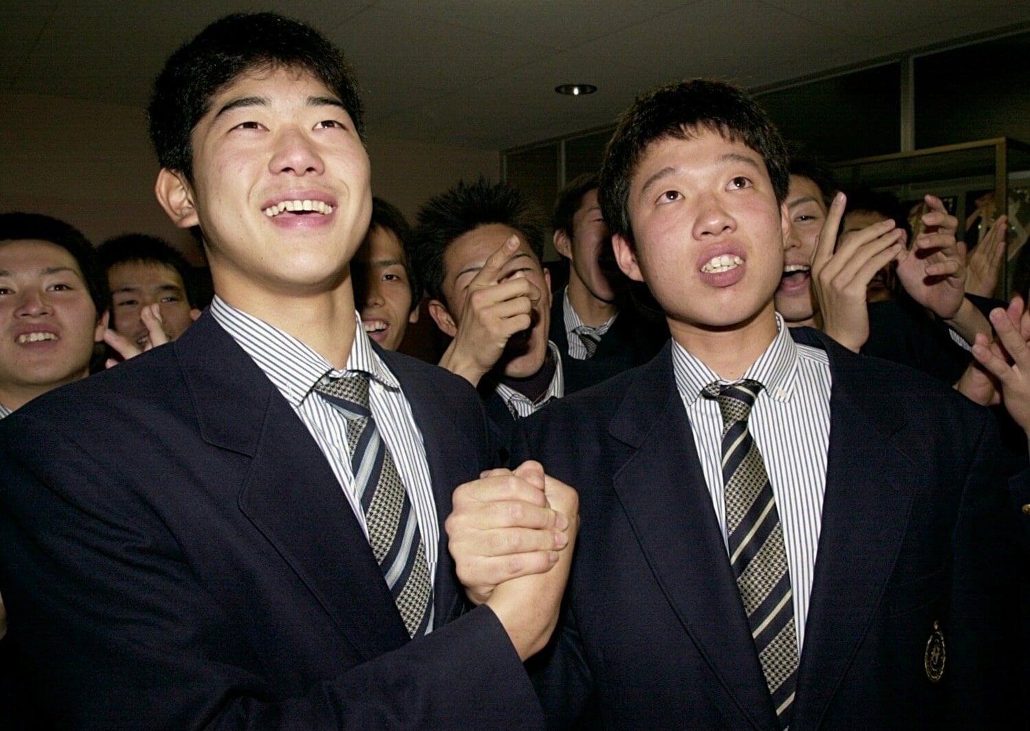 オリックスに1位で指名された内海哲也。敦賀気比高でバッテリーを組んだ李景一（巨人が8位で指名）と喜びを分かち合う　©JIJI PRESS