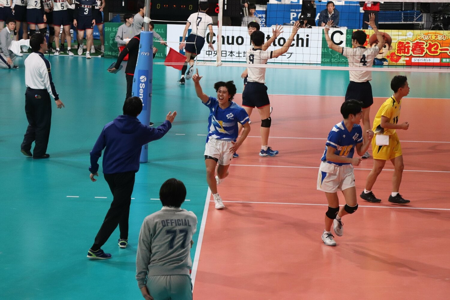 桑名監督に駆け寄る星原(春高バレー2回戦、鳥取中央育英vs.慶應義塾)