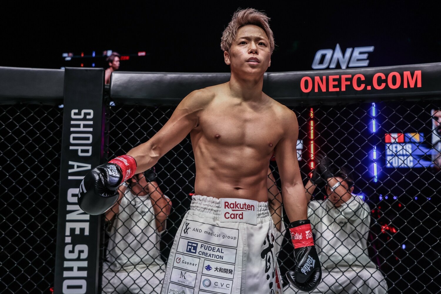 ピューリック戦で入場する武尊　©ONE Championship