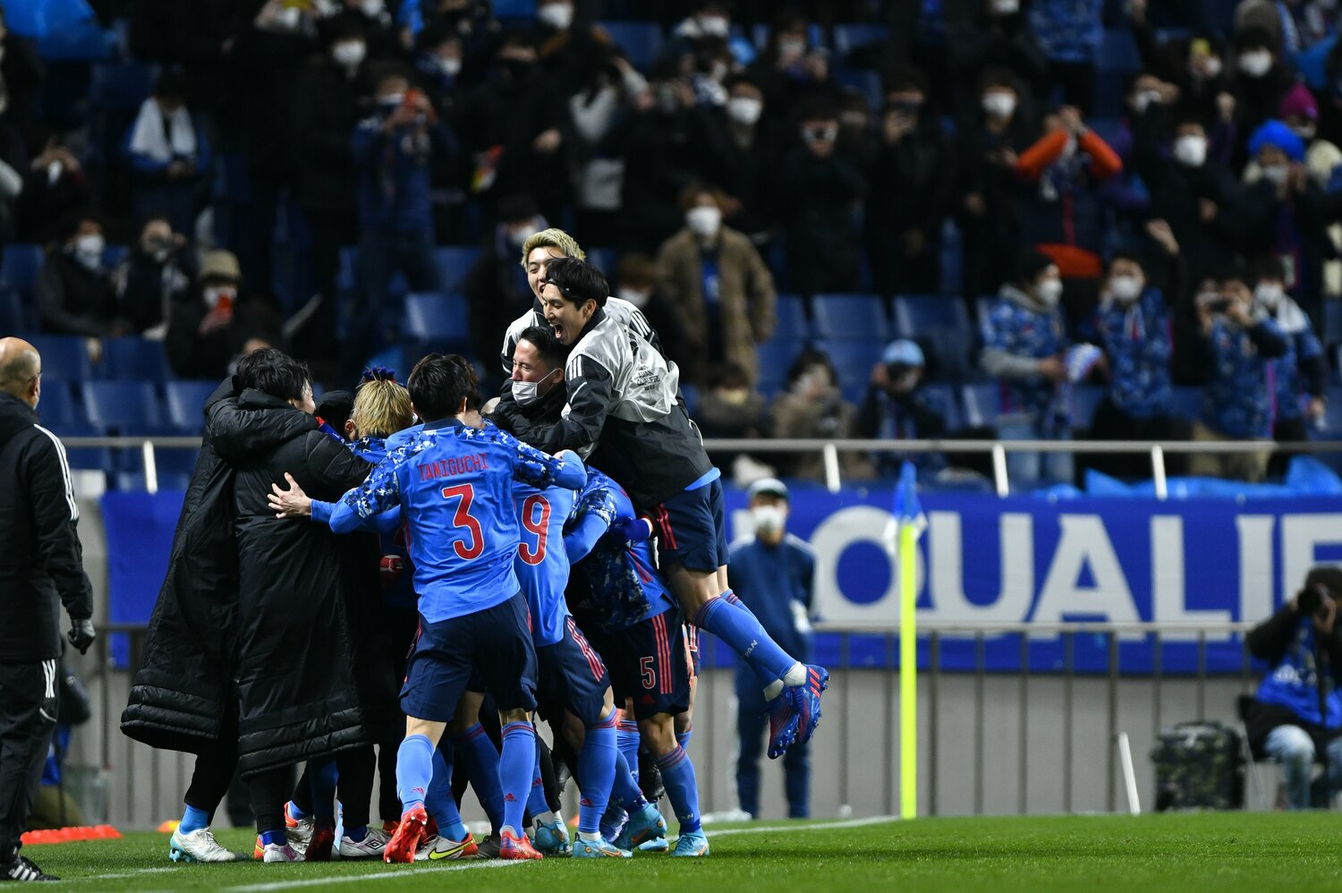 ベンチの選手たちも含めた歓喜の輪が生まれた瞬間　©Takuya Sugiyama/JMPA