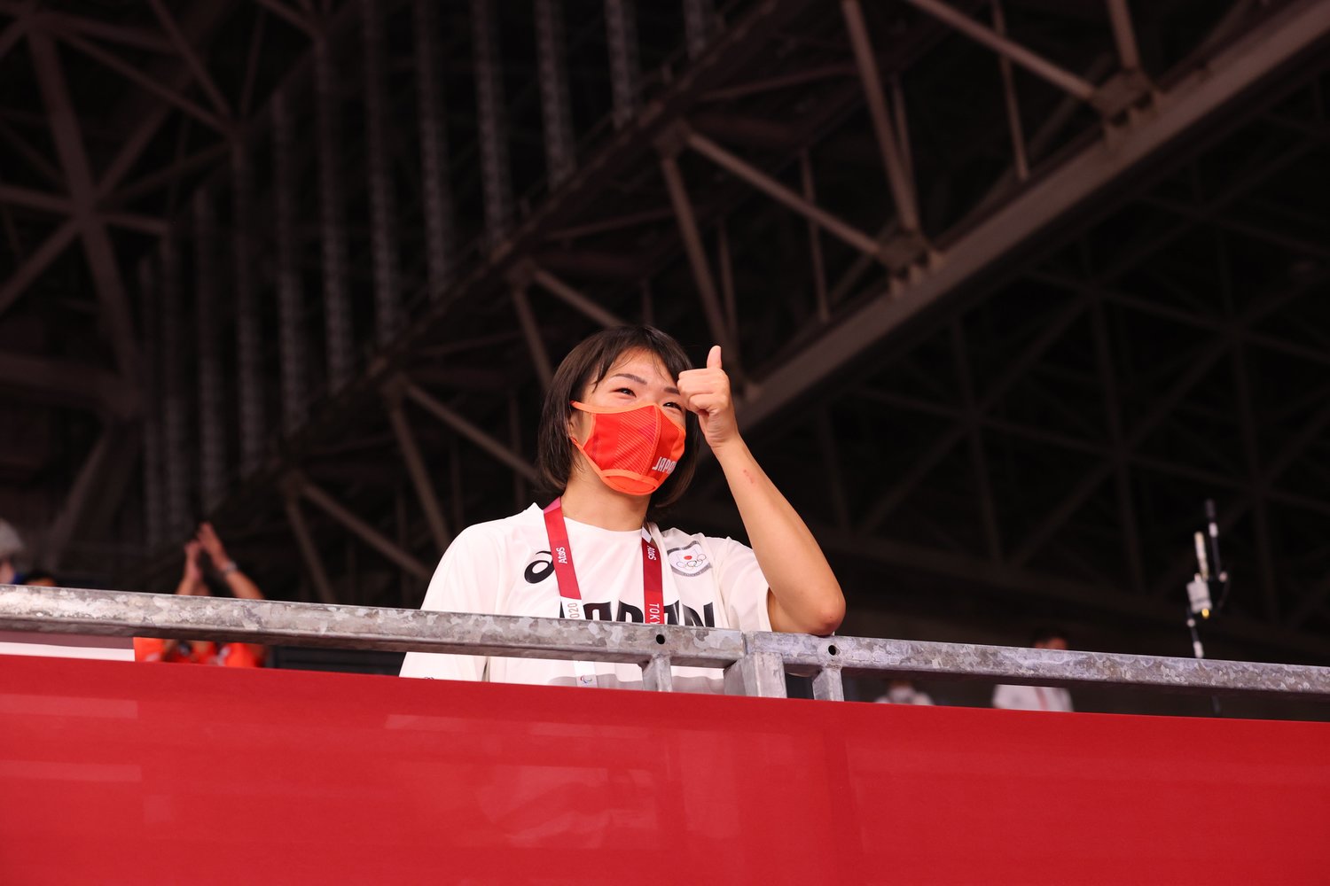 友香子が金メダルを決めると、客席から微笑んだ梨紗子