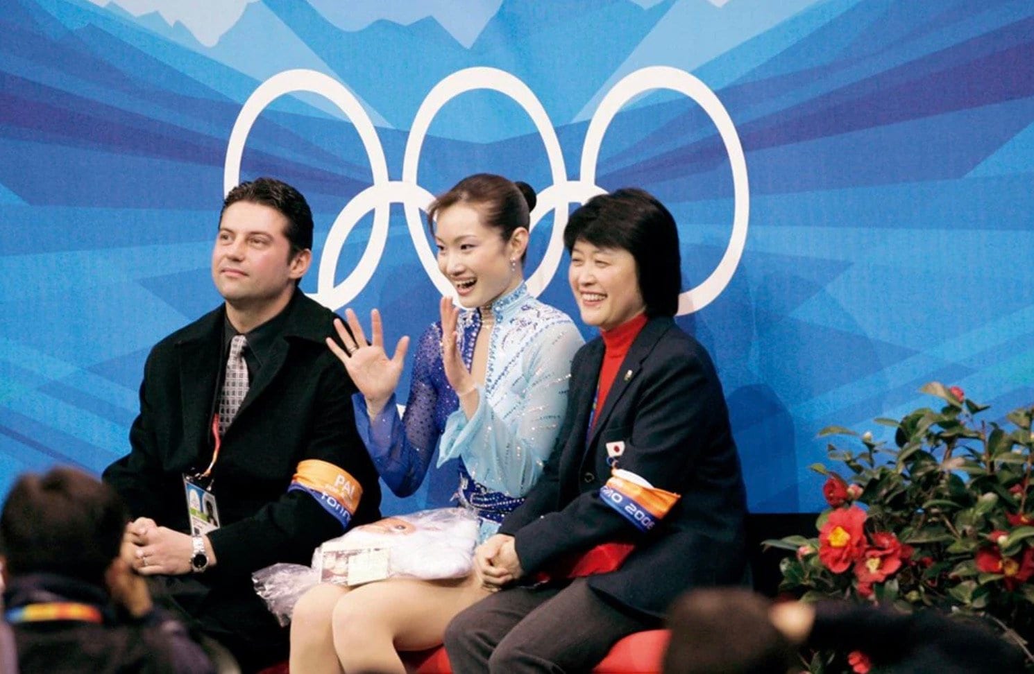 フリーを終えてキス＆クライでモロゾフコーチ（左）らと得点を待つ荒川　©Takuya Sugiyama / JMPA