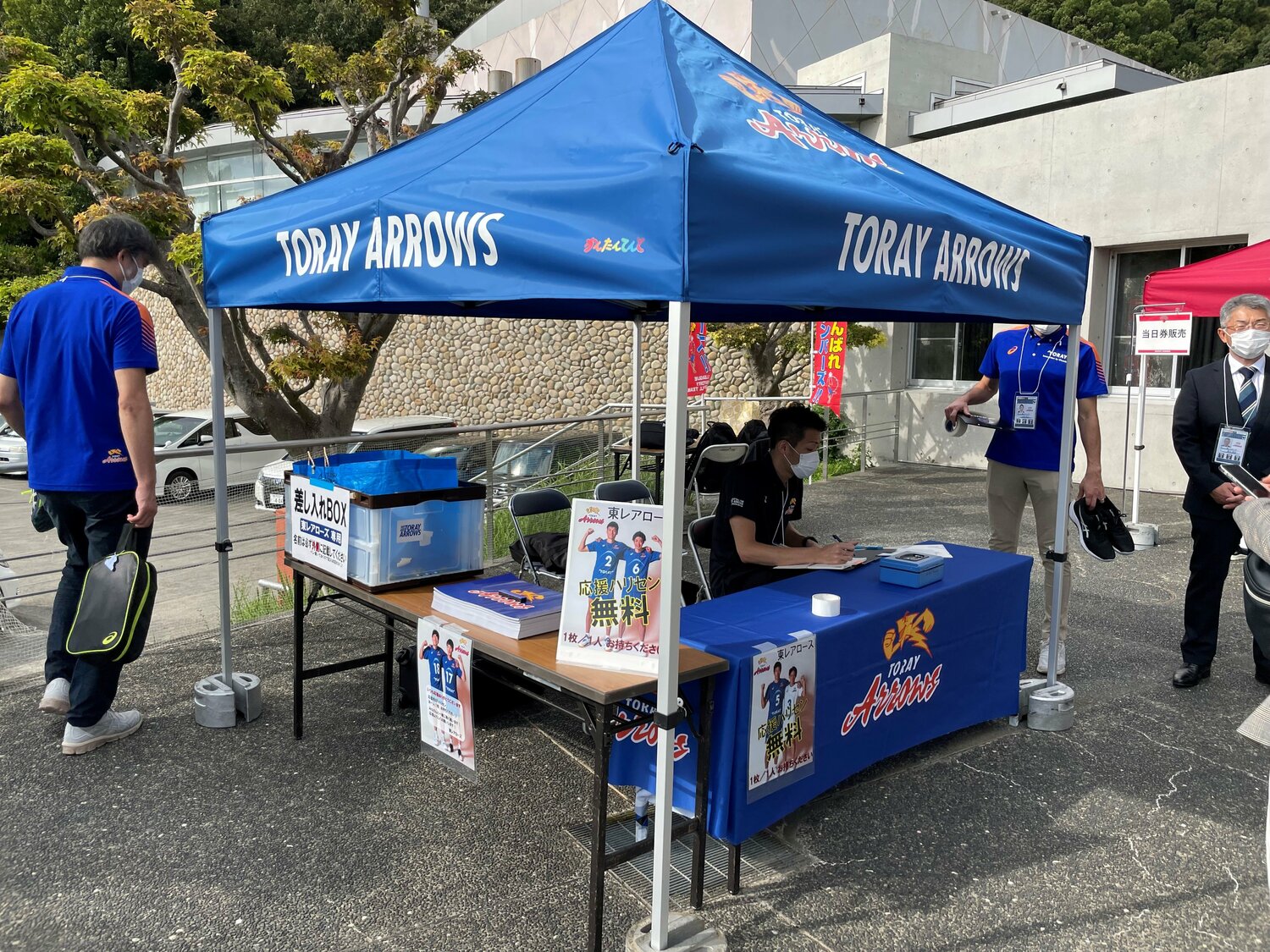 試合会場のブースで業務にあたる富松さん　©︎TORAY ARROWS
