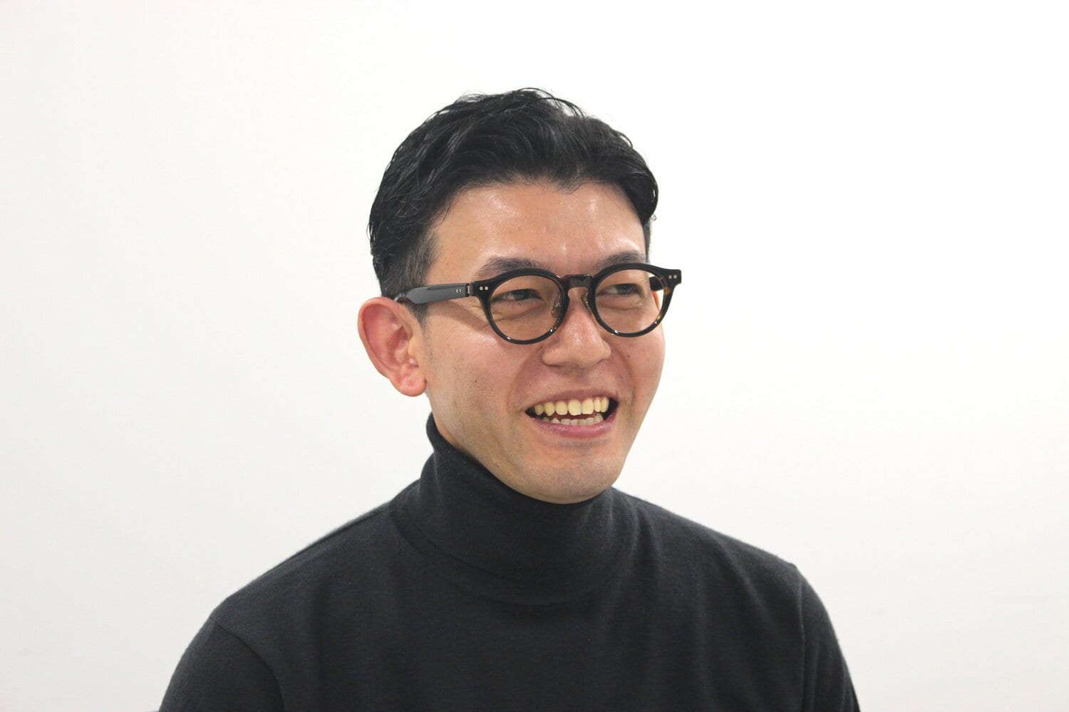 青学大への進学を決めた当時を笑顔で振り返る岡崎隼也さん　©Number Web