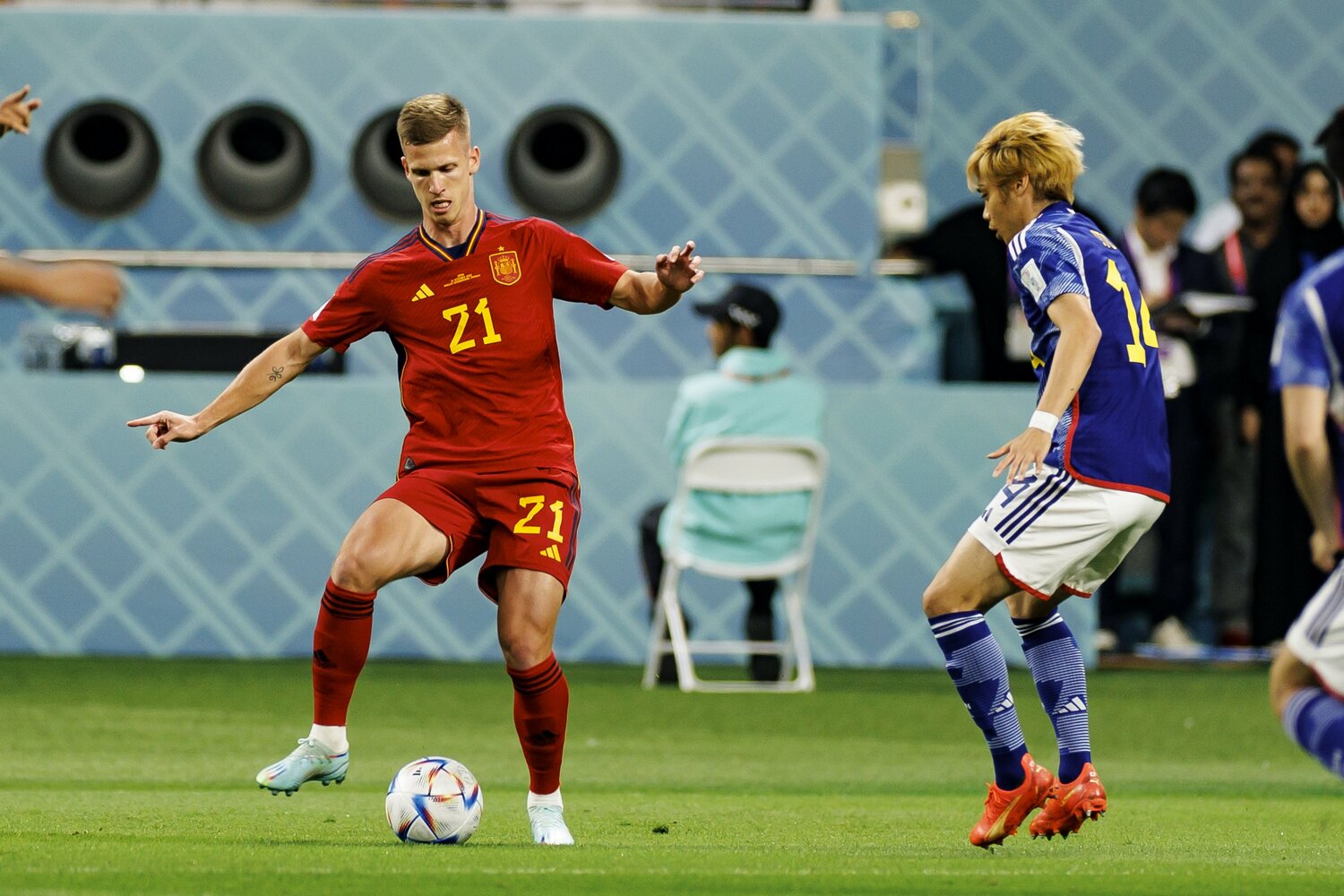 ダニ・オルモのパスコースを制限する伊東純也　©Kiichi Matsumoto/JMPA