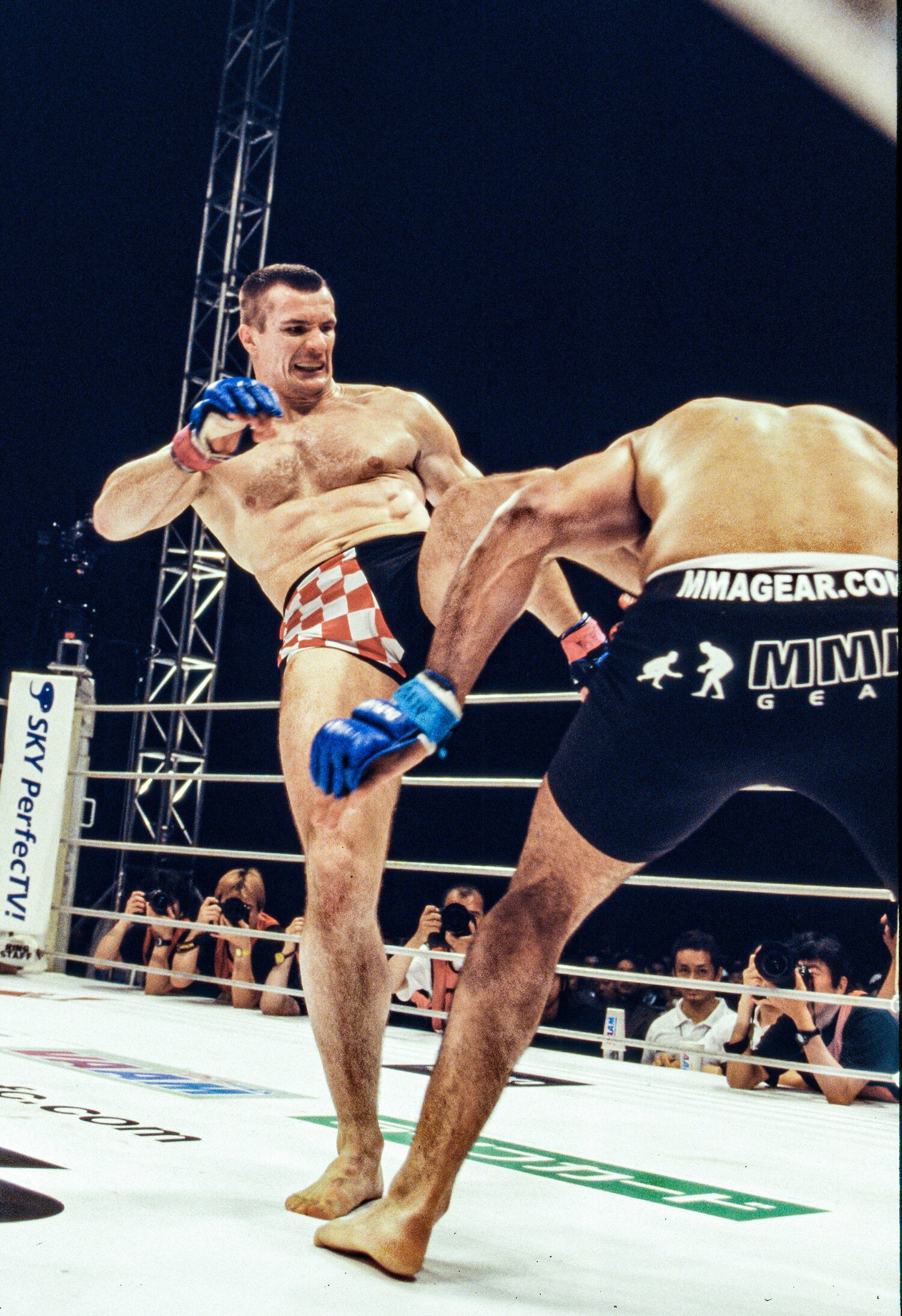 アントニオ・ホドリゴ・ノゲイラにハイキックを見舞うミルコ　©Susumu Nagao