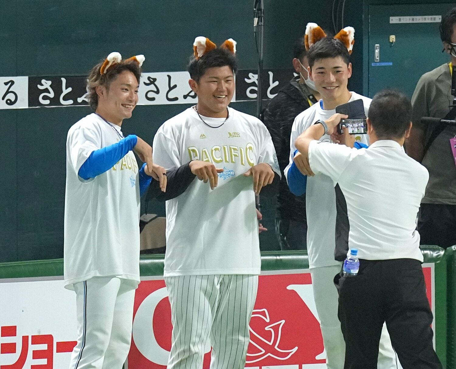 日本ハム・伊藤大海、清宮幸太郎と話題の「きつねダンス」のポーズを取るロッテ・松川虎生　©Sankei Shimbun