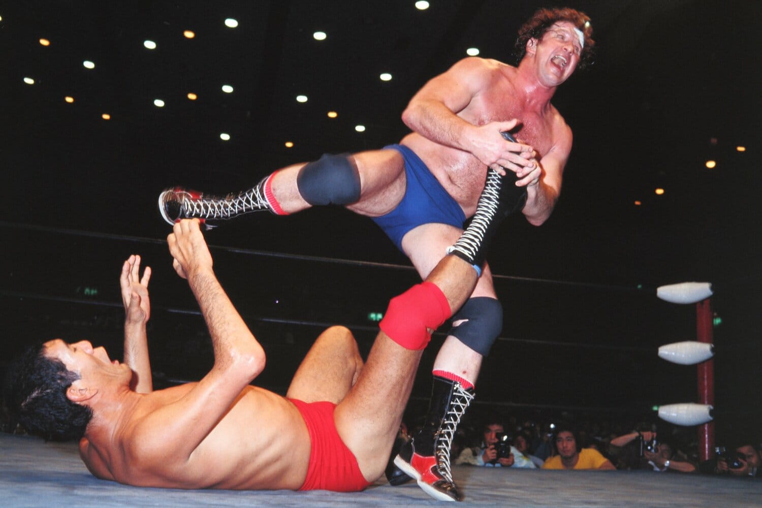 馬場に スピニング・トーホールド を仕掛けるテリー（1983年撮影）