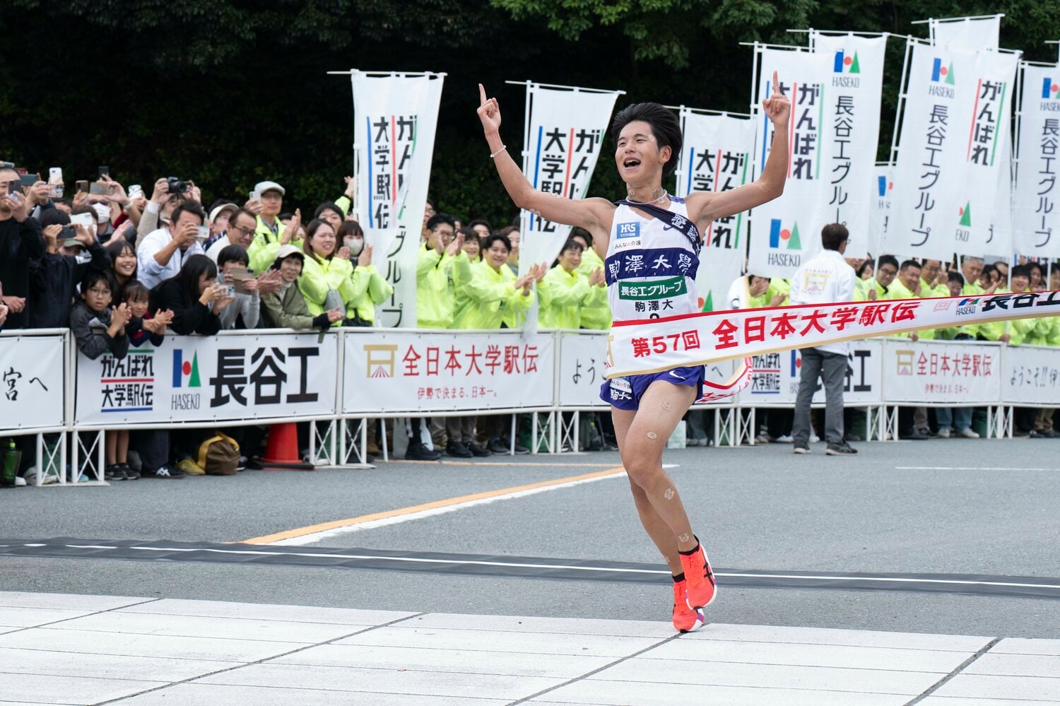 2位中央大学に約2分差をつけてトップでフィニッシュする駒澤大学の山川拓馬 ©Tadashi Hosoda