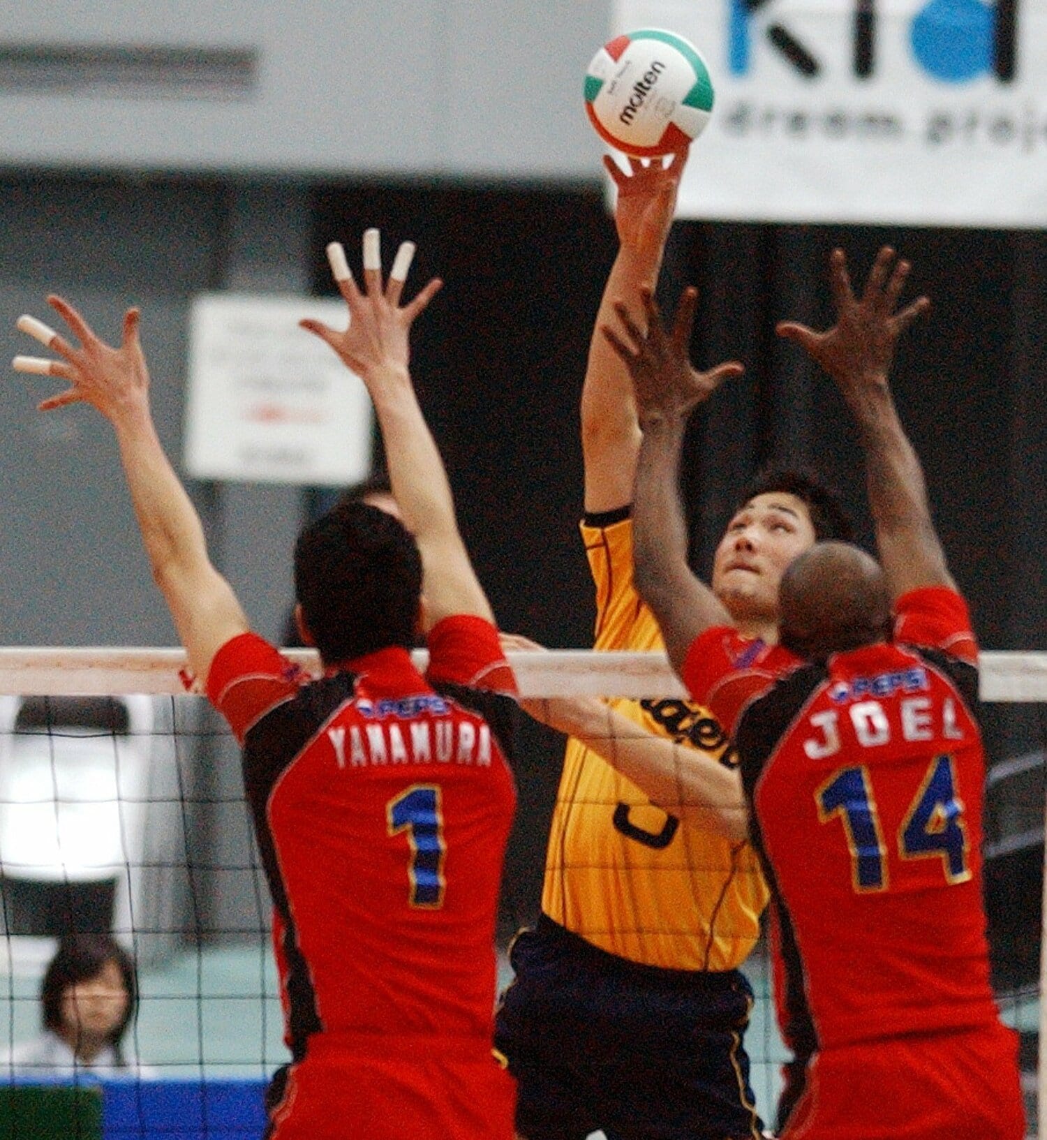 2006年、サントリーとのVリーグ優勝決定戦でスパイクを放つ石島(堺ブレイザーズ) ©JIJI PRESS