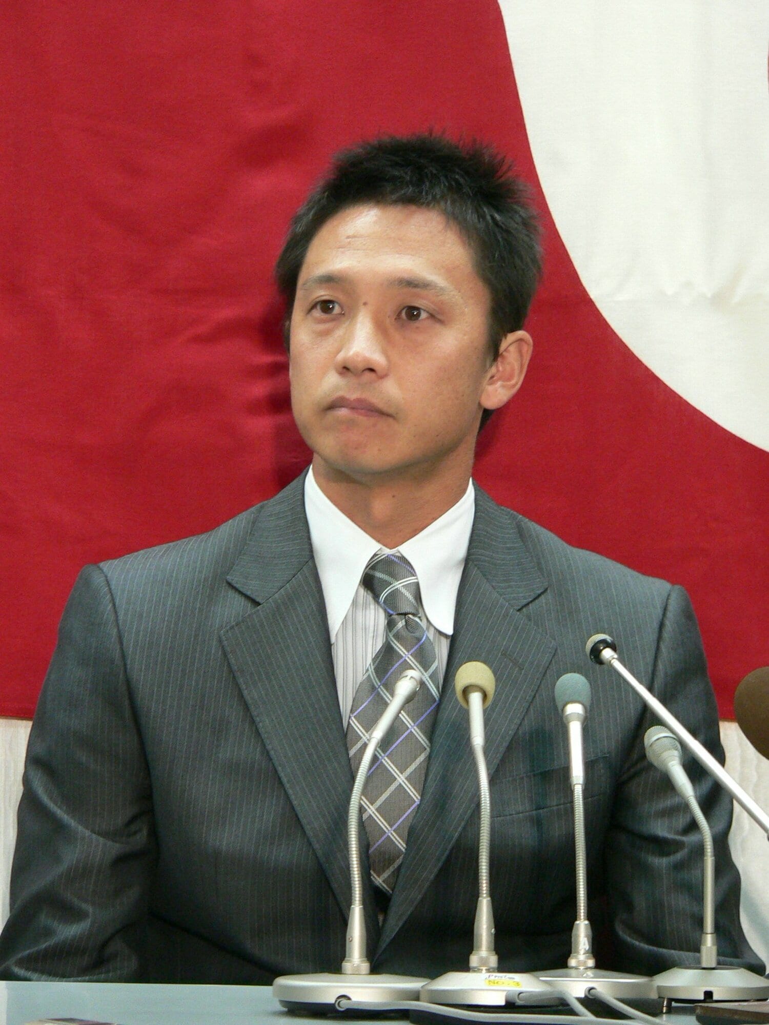 坂本の前の遊撃レギュラーだった二岡智宏。2008年オフ、32歳のときに日本ハムへ移籍。35歳になった11年シーズンはショートの守備に就くことはほとんどなかった　©JIJI PRESS