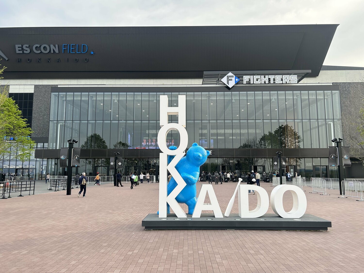 「3rd BASE GATE」側のモニュメント　©Kou Hiroo